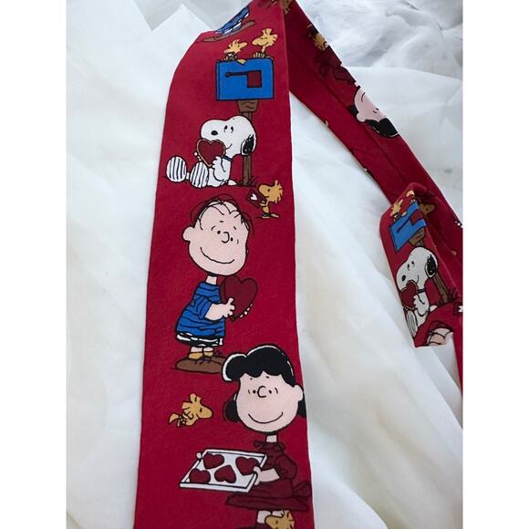 PEANUTS VTG 90’s Red 100% Silk Necktie VALENTINES DAY Hearts USA MADE - Picture 3 of 6